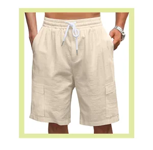Vista dettagliata di pantaloncini cargo da uomo color crema traspiranti con coulisse e tasche