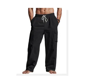 Dettaglio dei pantaloni cargo neri larghi da uomo realizzati in tessuto tipo lino nero