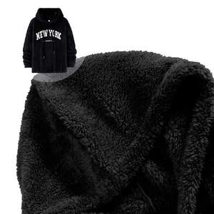 Felpa calda oversize nera in pile con ricamo New York e dettaglio della trama in sherpa.