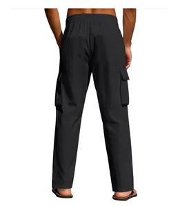 Vista posteriore dettagliata di pantaloni cargo neri traspiranti da uomo vestibilità.