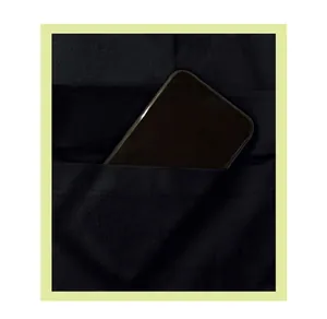 Vista dettagliata di una tasca profonda funzionale su pantaloni cargo neri da uomo con smartphone