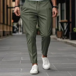Dettaglio dei pantaloni sportivi da uomo verde oliva con comoda coulisse in vita per il fitness