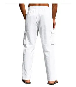 Vista posteriore di pantaloni cargo bianchi traspiranti da uomo con tasche e vita elastica