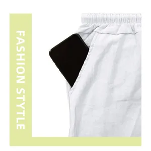 Dettaglio della tasca laterale profonda di pantaloni casual bianchi traspiranti.