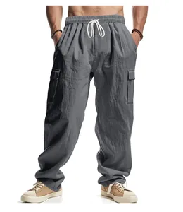 Vista dettagliata dei pantaloni cargo grigi da uomo con vita elasticizzata e coulisse