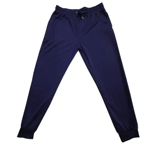 Vista detallada del pantalón de chándal azul marino para hombre con cintura elástica y cordón.