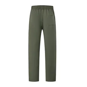 Vista posteriore dettagliata dei pantaloni sportivi da uomo verde oliva con vita elastica