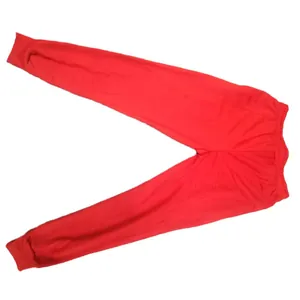 Vista detallada de pantalones de chándal rojos para hombre con cintura elástica y puños en tobillos