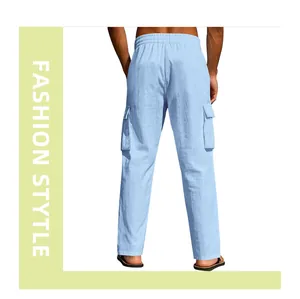 Vista posteriore di pantaloni cargo da uomo azzurri traspiranti con multitasche