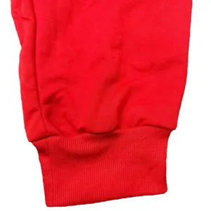 Detalle de cerca del puño elástico acanalado en pantalones de chándal rojos hombre