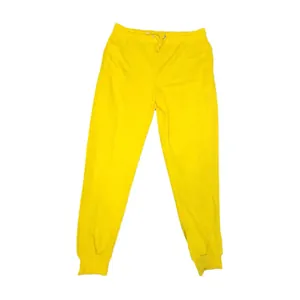 Detalle de pantalones deportivos amarillos para hombre con cordón y puños elásticos