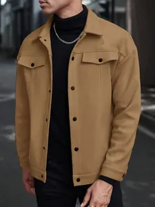 Nahaufnahme einer stylischen khakifarbenen Herren-Wolljacke mit Knopfleiste und Reverskragen