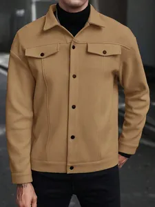 Nahaufnahme der camelfarbenen Wollmischung-Herrenjacke mit Knöpfen für Herbst