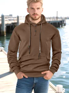 Gros plan d'un sweat à capuche marron pour homme avec jacquard et boutons
