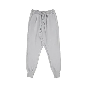 Vista completa de pantalones de chándal grises para hombre con cordón y puños de canalé