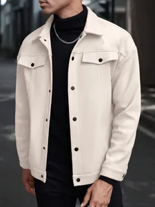 Detailansicht der cremefarbenen Herrenjacke aus Wollimitat mit Brusttaschen und Knöpfen.