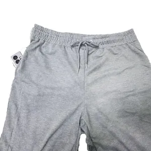 Pantalones deportivos grises para hombre con cintura elástica con cordón y bolsillos.