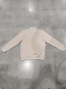 Vista dettagliata della felpa beige da uomo con collo a lupetto e motivo jacquard