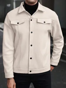 Detailansicht einer beigefarbenen Wolljacke für Herren mit Knopfleiste und Taschen