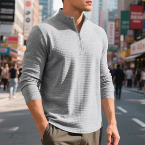 Détail du sweat-shirt gris pour homme en maille gaufrée avec col montant zippé.