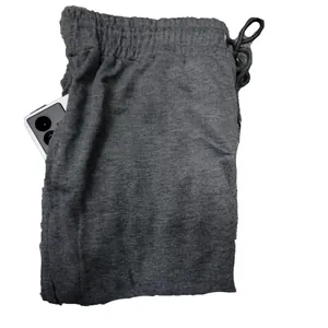 Vista detallada de pantalones deportivos grises para hombre con bolsillo para el móvil