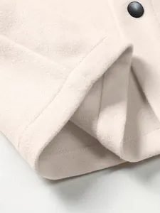 Makro-Detail des beigen Herren-Wollmischmantels mit Stofftextur und Knopf