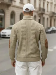Vista posteriore dettagliata del maglione in maglia beige da uomo con toppe ai gomiti