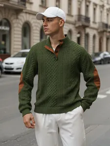 Dettaglio del maglione Henley da uomo in maglia jacquard verde con toppe sui gomiti