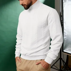 Dettaglio ravvicinato della trama intrecciata bianca su un caldo maglione a dolcevita da uomo