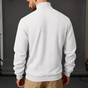 Vista posteriore di un maglione da uomo bianco a collo alto con trecce