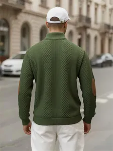 Vista posteriore di un maglione da uomo verde in maglia jacquard con toppe marroni sui gomiti.