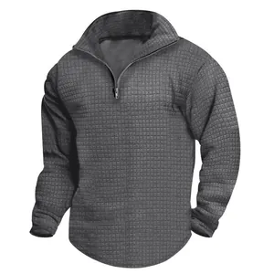 Vue détaillée du sweat-shirt gris pour hommes à motif gaufré avec col montant et demi-zip.