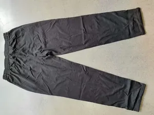 Dettaglio dei pantaloni sportivi neri da uomo a gamba dritta con tasca posteriore.