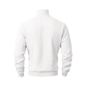 Vista posteriore di maglione bianco a collo alto da uomo con trama a trecce