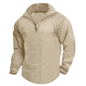 Détail sweat-shirt hommes en maille gaufrée kaki avec demi-fermeture éclair