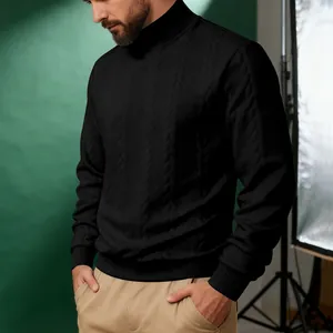 Trama dettagliata di un maglione a collo alto nero a trecce da uomo per autunno e inverno