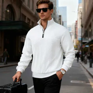 Detailansicht der aufwendigen weißen Zopfstrick-Textur eines Herren-Pullovers mit Reißverschluss