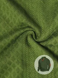 Primo piano del tessuto a maglia jacquard verde con trama a rombi per camicia Henley uomo.
