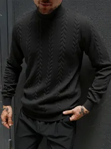 Dettaglio macro della trama a treccia nera su un elegante maglione a dolcevita da uomo