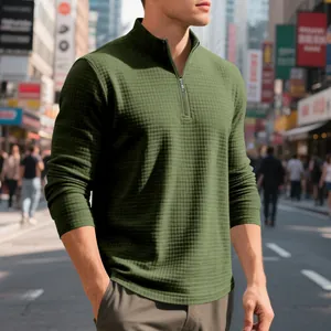 Détail de la texture jacquard à petits carrés sur un sweat-shirt à demi-zip pour homme