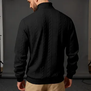 Vista posteriore di un maglione nero a collo alto a trecce da uomo per l'inverno