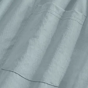 Dettaglio macro della cucitura della tasca su pantaloni sportivi casual azzurri
