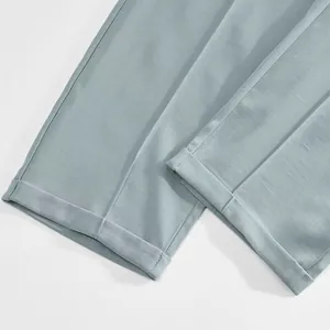 Dettaglio ravvicinato dell'orlo con risvolto dei pantaloni sportivi casual uomo celeste