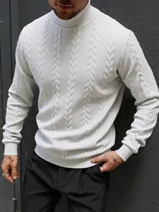 Dettaglio di un maglione a collo alto bianco da uomo con motivo a trecce testurizzato