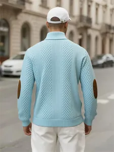 Vista posteriore di un maglione blu chiaro con toppe sui gomiti marroni e trama