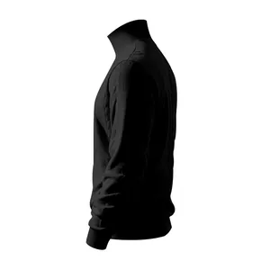 Dettaglio laterale di un maglione nero a collo alto da uomo con elegante trama a trecce.