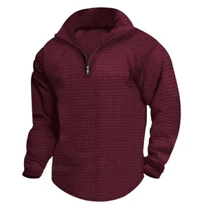 Vue détaillée de la texture gaufrée bordeaux de ce sweat-shirt à demi-zip pour hommes.