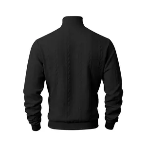 Vista posteriore dettagliata di un maglione nero da uomo a collo alto con trama a trecce.