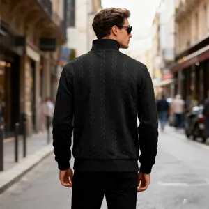 Rückansicht eines schwarzen Strickpullovers mit Zopfmuster, Stehkragen und Bündchen.