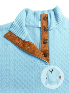 Primo piano di maglia Henley jacquard blu da uomo con dettaglio in velluto a coste marrone.